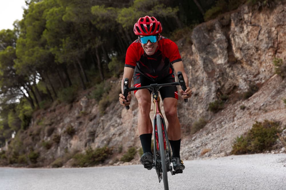 Ciclista entrenando al aire libre
