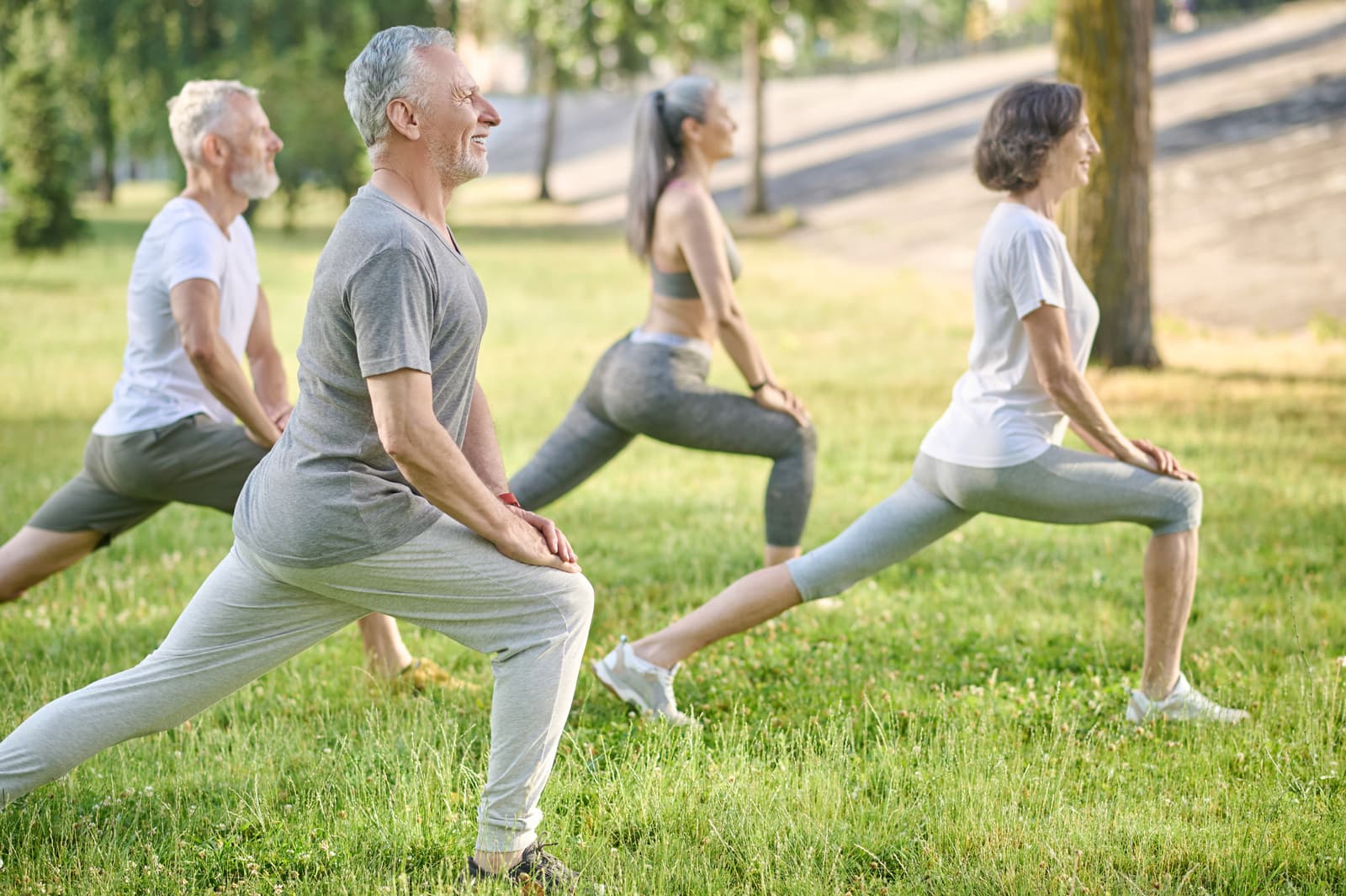 Personas ejercitándose en el parque