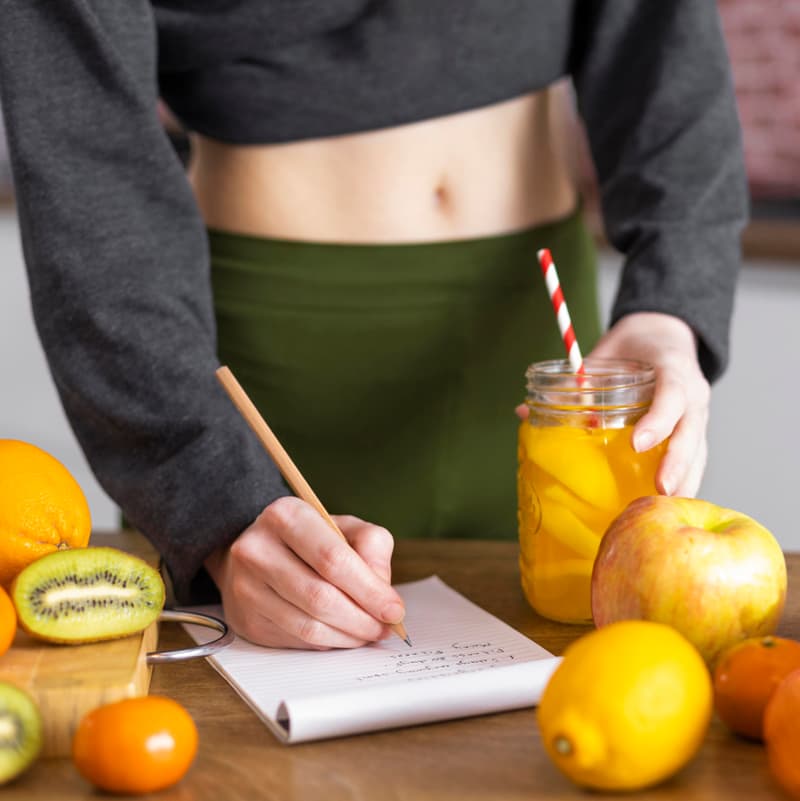 Consulta de nutrición personalizada y control de peso saludable con médico especialista